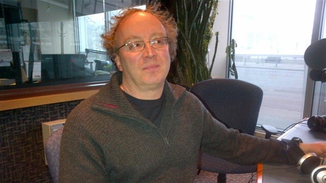 Kevin Bell assis dans le studio