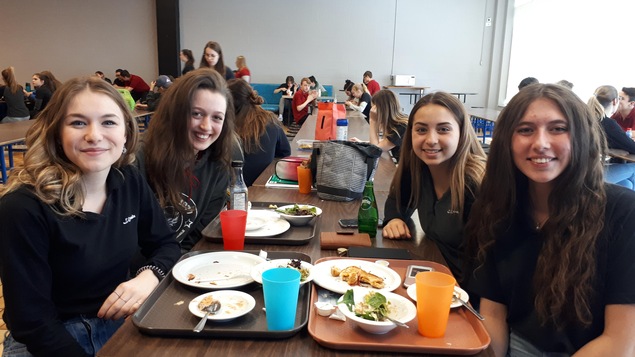 Des élèves de l'école l'Escale à Asbestos profitent d'un bar à salade