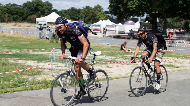 Deux coursiers à vélo lors de la compétition à Paris.