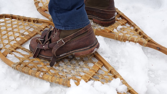 Les pieds de quelqu'un en raquette.