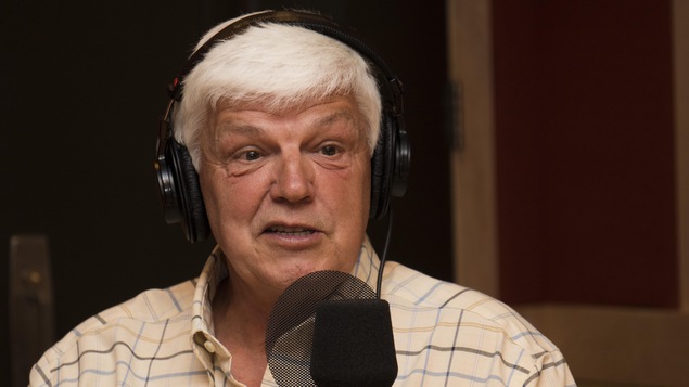 Bernard Gravel parle de son vignoble au micro de Francis Reddy.