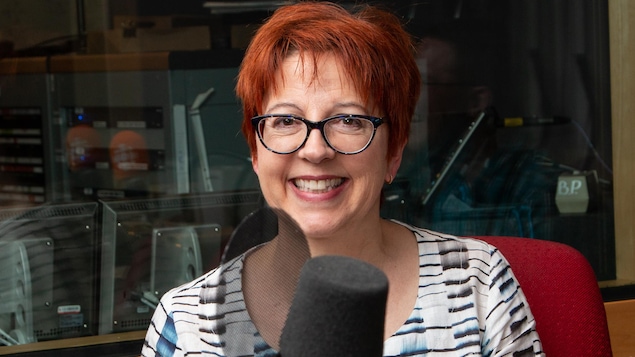 Chantal Lamarre est tout sourire dans le studio d'enregistrement.
