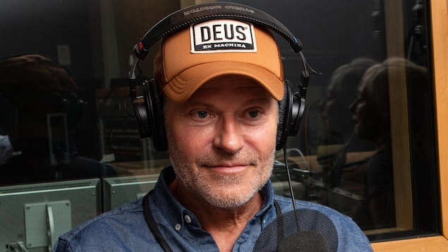 Le comédien Luc Guérin écoute attentivement l'animateur Francis Reddy.
