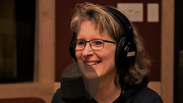 Nathalie Duvermy parle de ses ânes à Francis Reddy.