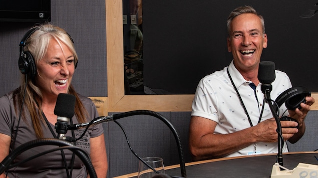 Lynn Price et Richard Desormiers rigolent en studio.