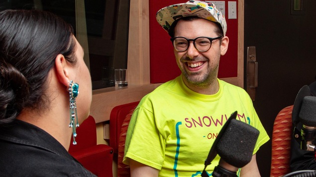 Simon Boulerice a toujours beaucoup de plaisir en entrevue à la radio.