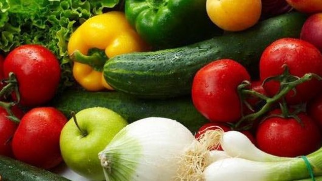 Des légumes frais : tomates, poivrons, oignon, salade, concombre, chou