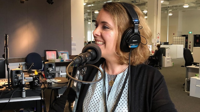Lina Verchery, souriante, au microphone du Réveil.