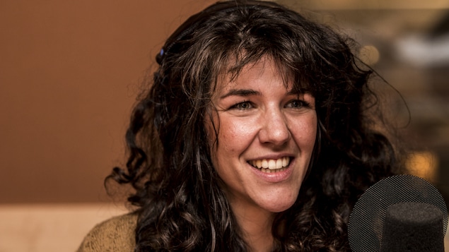 Cheveux bouclés et grand sourire