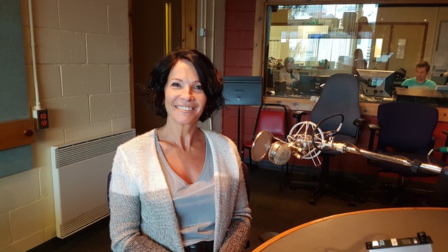 Line Cloutier, candidate de la CAQ dans Duplessis, sur la Côte-Nord, dans le studio de Radio-Canada à Sept-Îles