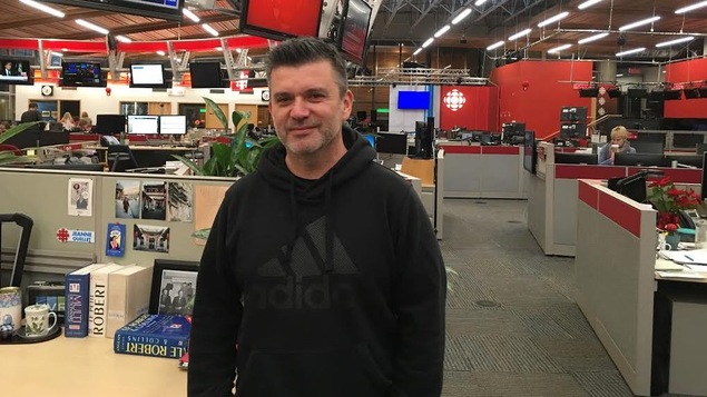 Un homme est dans une salle de nouvelles.