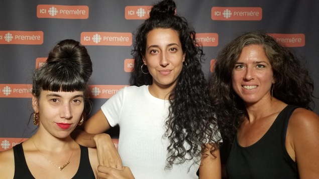Les trois femmes posent en souriant.