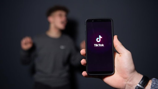 L’application TikTok permet de créer et de visionner de courtes vidéos comportant généralement une performance de <i>lyp-sync</i>.