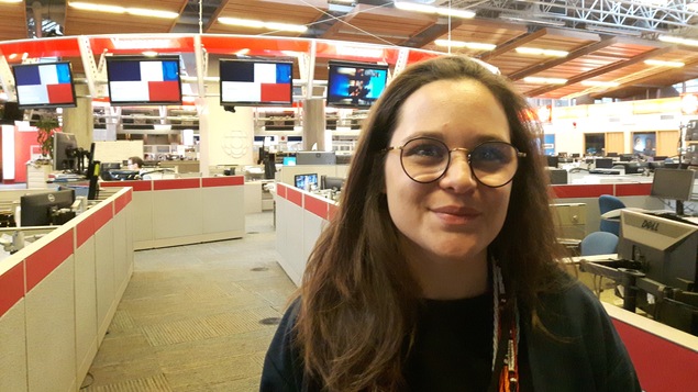 Une jeune femme est posée dans la salle de nouvelles de Vancouver