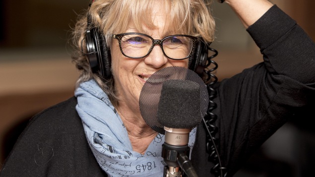 Elle sourit au micro.