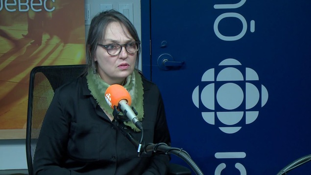 L'artiste Luce Pelletier explique dans un studio radio sa démarche derrière l'oeuvre Vivre Ensemble en hommage aux victimes de l'attentat de la Grande Mosquée de Québec.