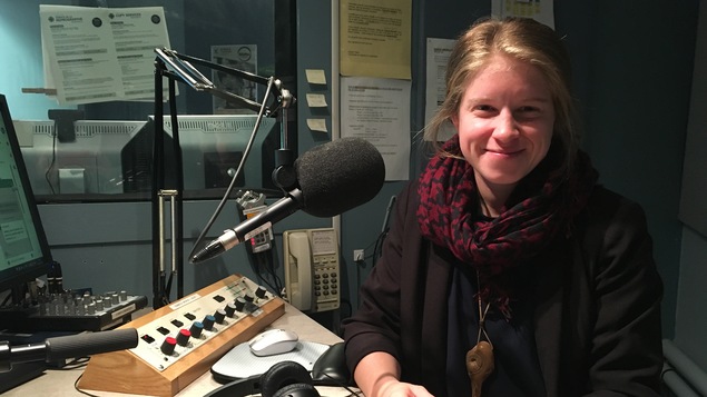 Lysandre St-Pierre, enseignante en sciences politiques au cégep de Baie-Comeau, en studio à Radio-Canada Côte-Nord