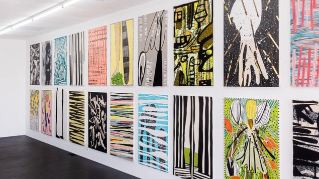 toiles multicolores sur un mur d'une gallerie