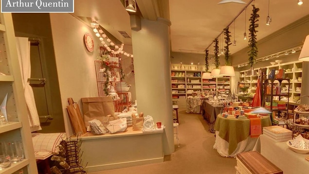 Intérieur d'un magasin avec différents articles de maison.