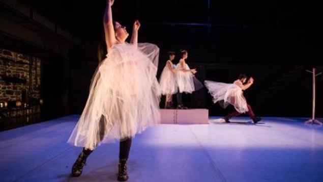 Scène du spectacle «Avec pas de cœur» de la compagnie Maïgwenn