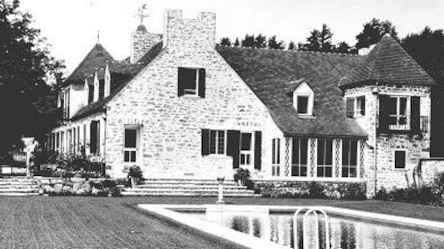 Photo d'archives d'une grande maison d'époque luxueuse avec une piscine creusée.