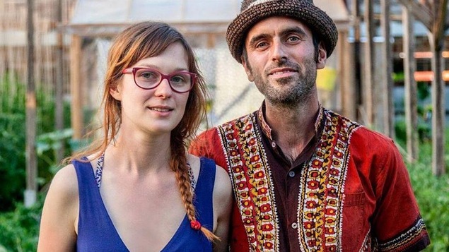 Les maraîchers Gabrielle Perrou et Martin Plourde des Serres du Phénix posent dans leur serre.