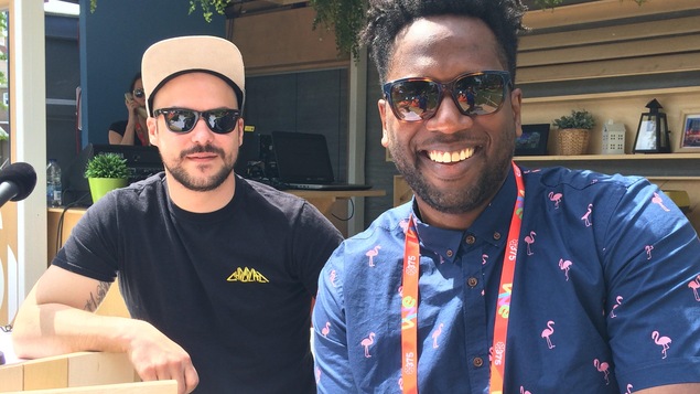 L'animateur Meeker Guerrier et Marc-André Grondin.