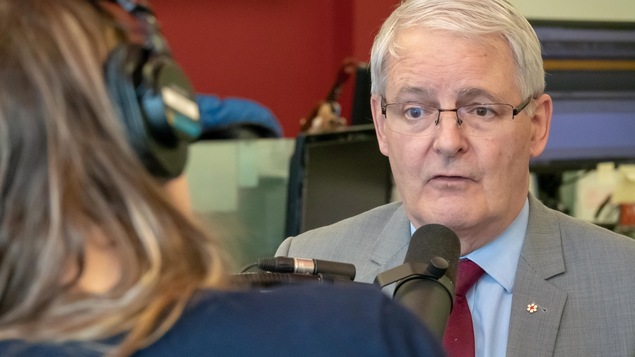 Le ministre fédéral des Transports, Marc Garneau au micro de Maude Rivard.
