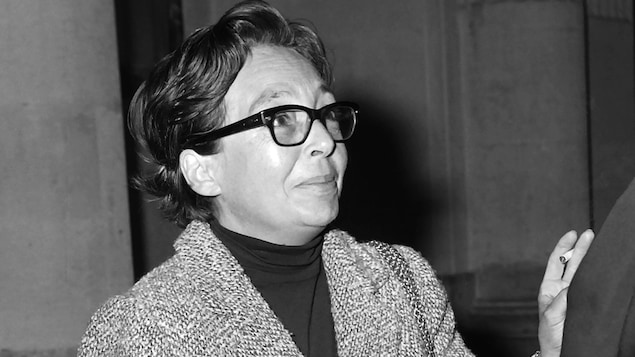 Marguerite Duras, lunettes noires et cigarettes, à la cour de Paris, en 1966