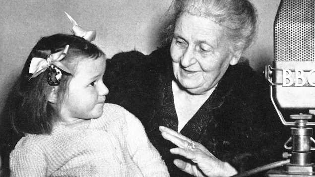 Elle sourit à un enfant.