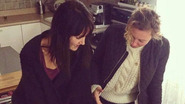 La styliste Marie Dallaire, conseillant et discutant avec Emmanuelle Girard