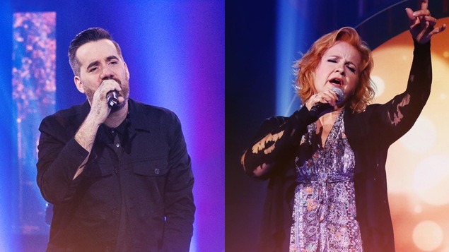 Dans un photo-montage, l'animateur Jean-Sébastien Girard et la chanteuse Marie Denise Pelletier chantent avec un micro à la main.