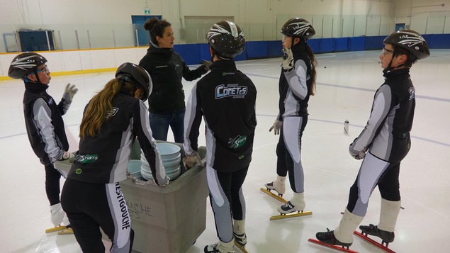Marie-Ève Drolet encadre les jeunes athlètes du club les Comètes du Restigouche.