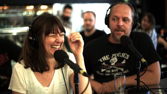 Marie-Louise Arsenault rigole alors que Fabien Cloutier la regarde.