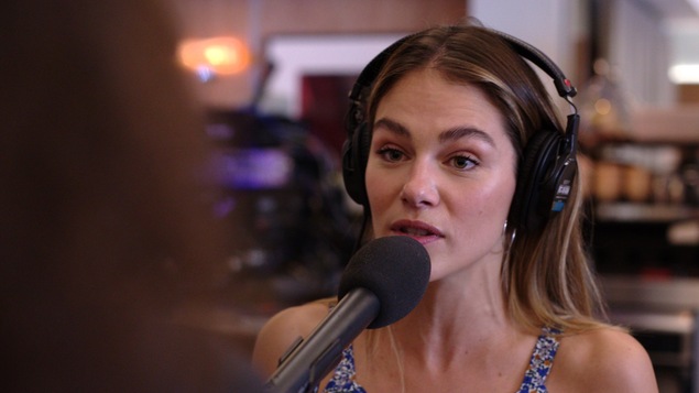 Maripier Morin est derrière le micro.