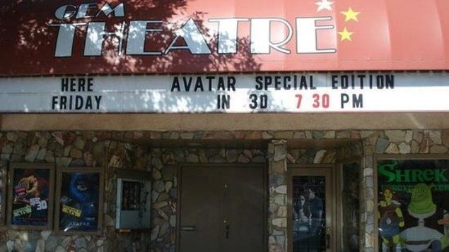 Une devanture de théâtre avec le prochain film à l'affiche