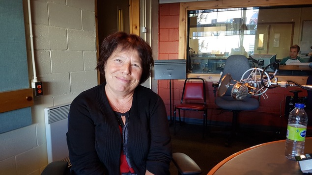 Martine Roux, candidate de Québec Solidaire dans Duplessis, sur la Côte-Nord (en studio à Radio-Canada Côte-Nord)