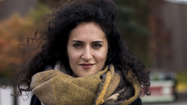 Elle sourit à la caméra