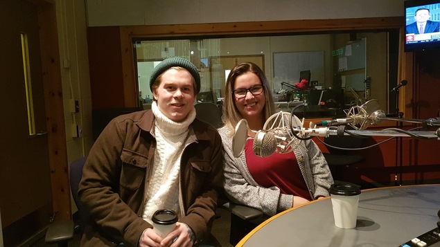 Maxime Boudreau, responsable aux relations publiques de l'association étudiante du Cégep de Sept-Îles et Érika Leclerc, étudiante en soins infirmiers.