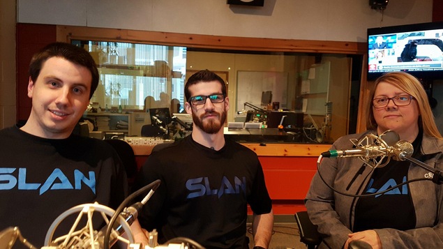Maxyme Chiasson et Frédéric Smith, les deux organisateurs du 13e tournoi de LAN, ainsi que Nancy Vallée, coordonnatrice et technicienne du projet.