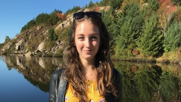 Alexandra Lalande parmi les paysages du lac Laurentien