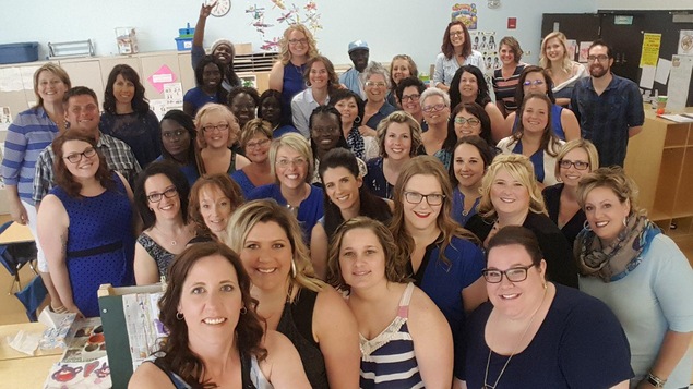 Photo de groupe des plus de quarante membres de la chorale