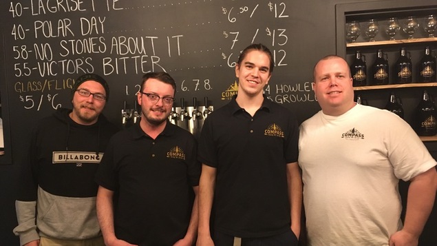 Les fondateurs derrière le comptoir chez Compass Brewing