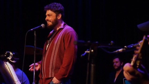 Le poète et chanteur d'un soir Daniel Aubin sur scène