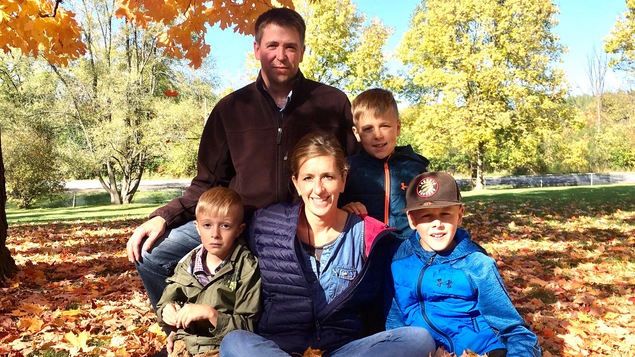 La famille Laflamme-Lacroix à l'automne 2019, entourée de feuilles mortes dans un paysage d'automne.