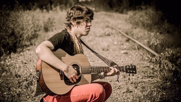 Une image de Devon Lachance, la guitare à la main
