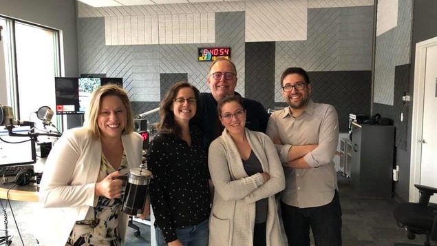 Quelques membres de l'équipe du Matin du Nord en studio, le café à la main