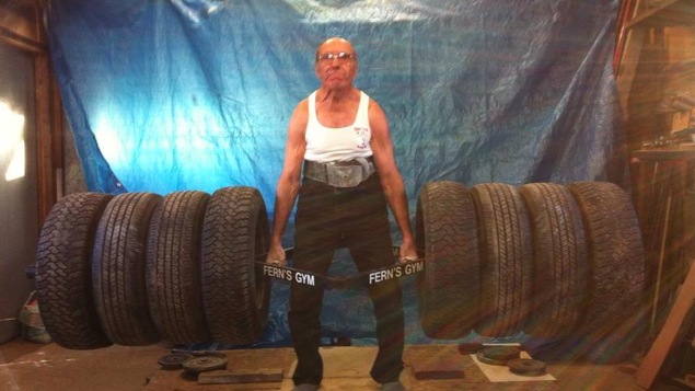 Fern Boucher, haltérophile de 80 ans, soulève jusqu'à 170 kilogrammes.