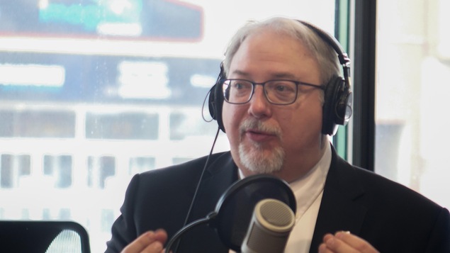 François Boileau dans les studios de Radio-Canada à Sudbury