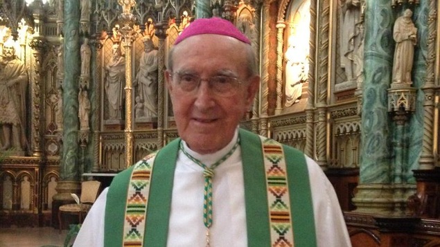 Monseigneur Jacques Landriault dans une cathédrale